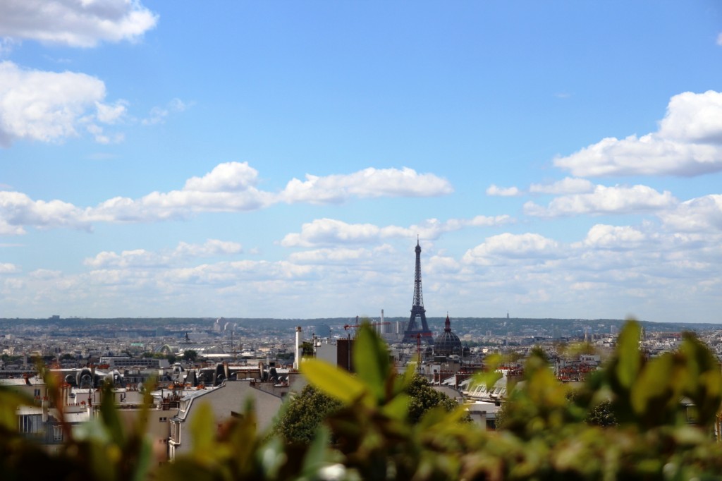 Pedicure sur les toit de Paris Terrasse Hotel Vue Tour Eiffel
